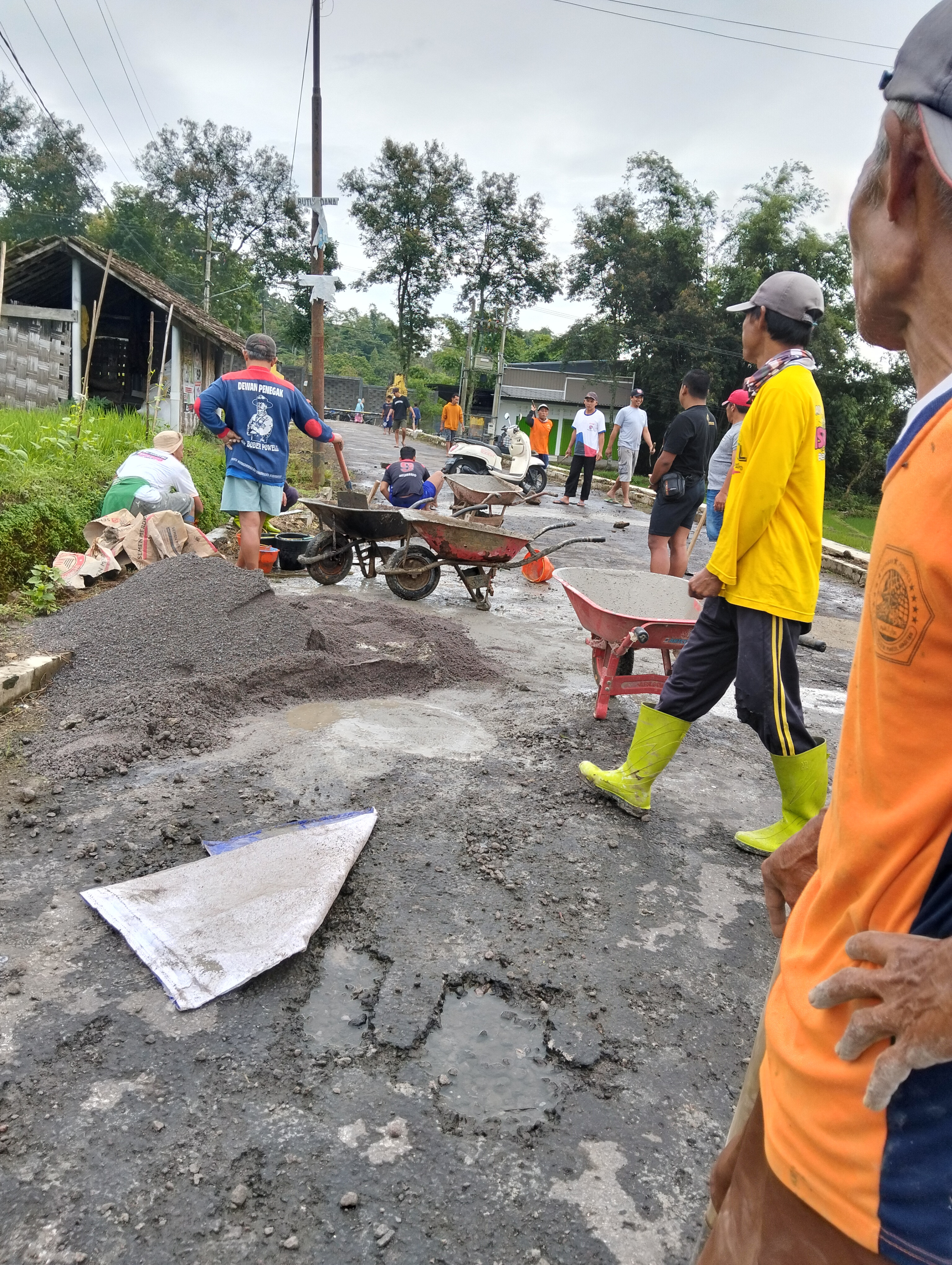 BERSIH BERSIH LINGKUNGAN DESA