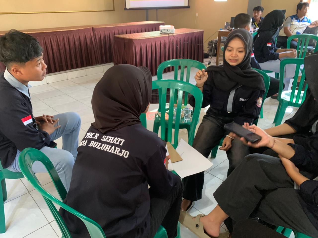 PELATIHAN COPYWRITING, PENGELOLAAN WEBSITE DESA, DAN PENGENALAN DRONE UNTUK ANGGOTA PIK-R SEHATI DESA BULUHARJO